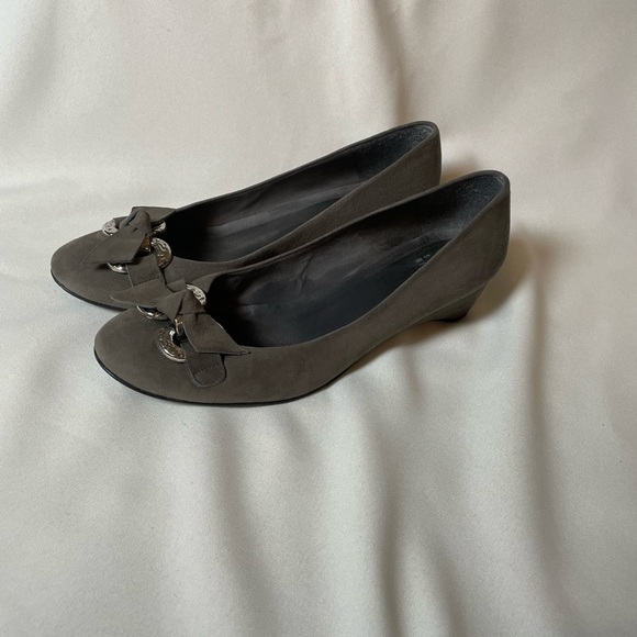 🕊️ Stuart Weitzman Gray Suede Flats – Women’s Size 9 🕊️ - Picture 2 of 4